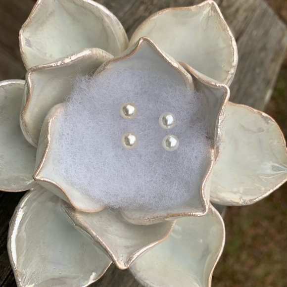 💋🆕 Delicate Golden Pearl Stud Earrings - Picture 4 of 5